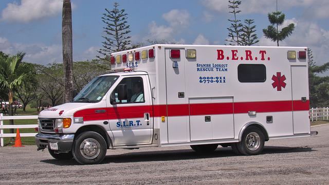 ambulance-g48a711375_640